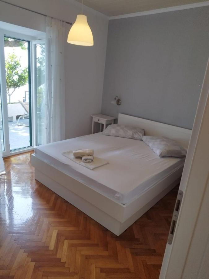 Apartments Mare - 150 M From Beach Brela Extérieur photo